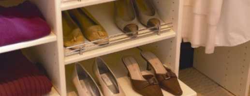 Apresenta prateleiras para sapatos para o armário, como escolher