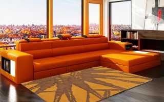 Visiem izdevīga apelsīnu dīvāna un interjera stila kombinācija
