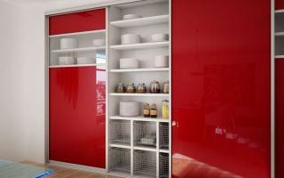 Pārskats par stilīgiem bīdāmo durvju skapjiem virtuvē un to īpašībām