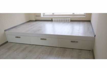 Výroba pódiových postelí pre domácich majstrov, potrebné nástroje