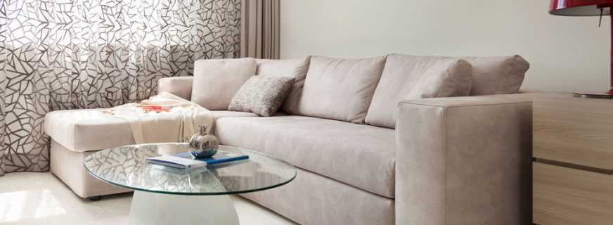 Bēša dīvāna kombinācija ar dažādu stilu interjeru