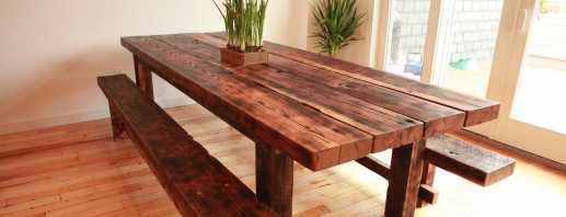 DIY műhely egy fából készült asztal készítéséhez