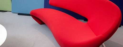 Kā atsvaidzināt interjeru ar sarkanu dīvānu, dizaina padomi