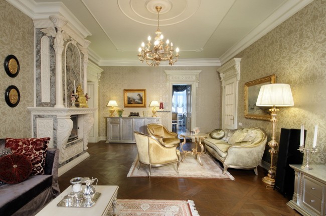 Baltas mēbeles klasiskā stila viesistabā