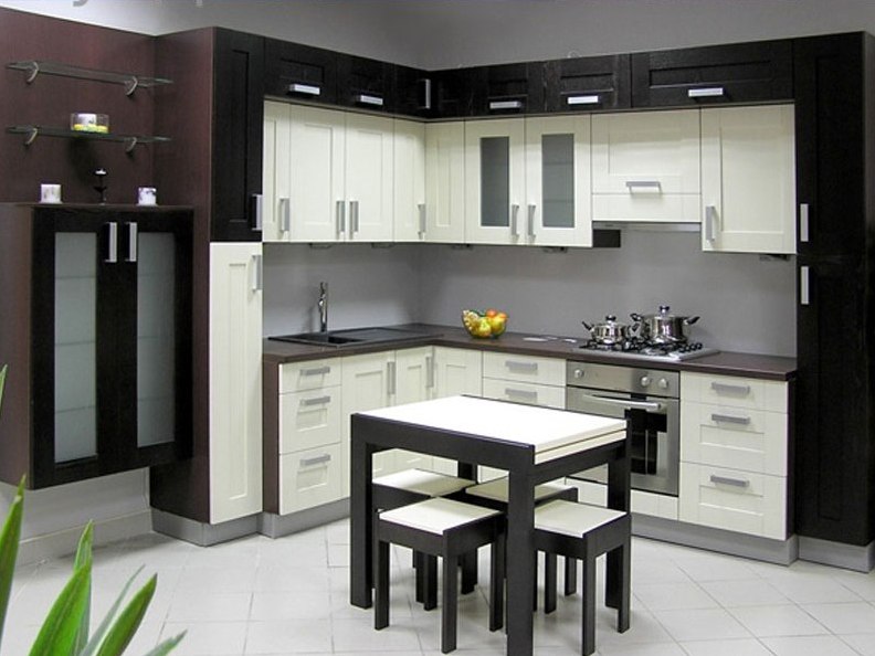 Melnbaltās moduļu virtuves mēbeles