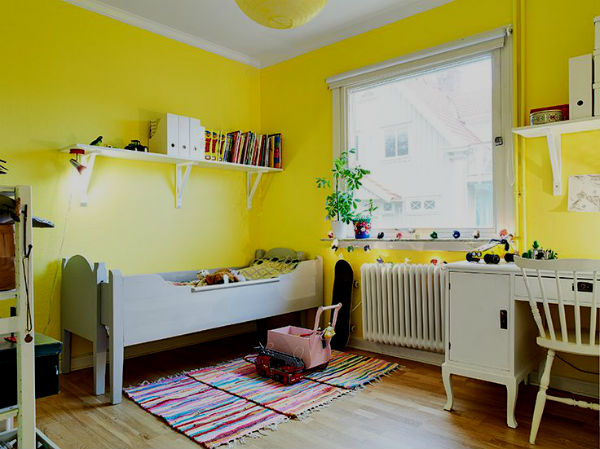 Bērnu baltas mēbeles ar dzeltenu