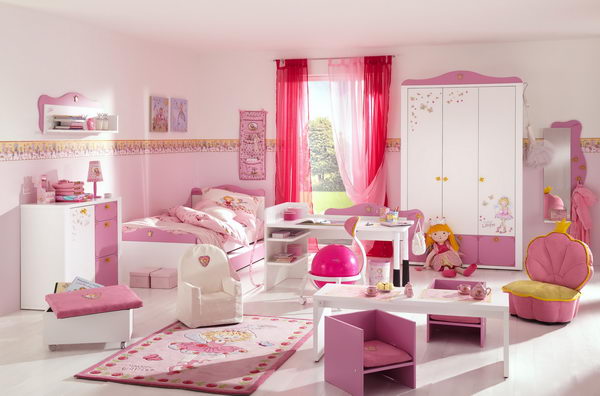 Bērnu istaba ar daudz mēbelēm