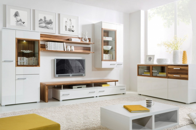 Dzīvojamā istaba ar skaistām mēbelēm mūsdienīgā dizainā