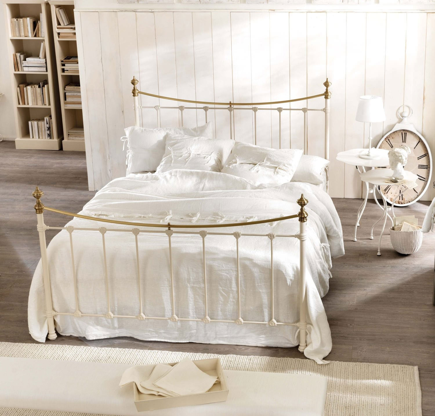Skaista provence gulta guļamistabai
