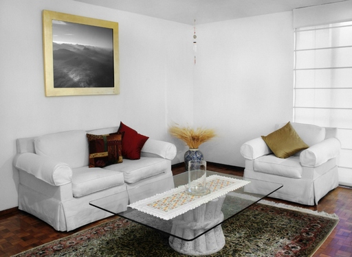 Skaistas modernas baltas mēbeles viesistabā