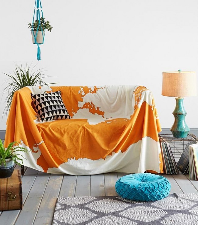 Gaišs kalikona apvalks dīvānam spilgti oranžās krāsās