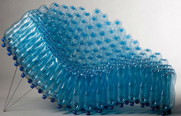 Mēbeles no plastmasas no pudelēm