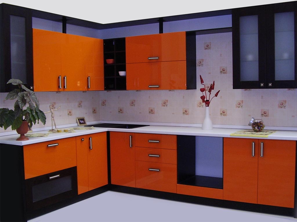 Oranžas mēbeles virtuves dekorēšanai