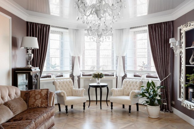 Oriģinālas mēbeles klasiskā stila viesistabā
