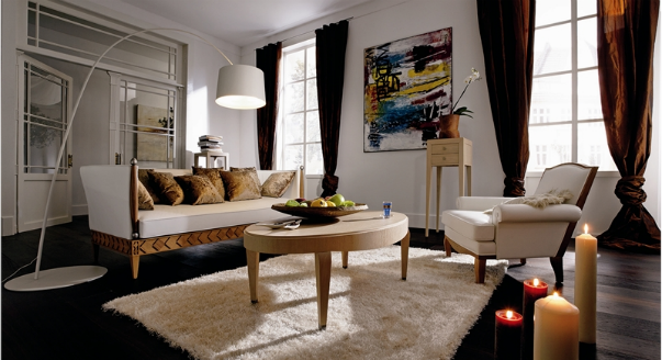 Praktische kreisförmige Anordnung der Möbel im Wohnzimmer