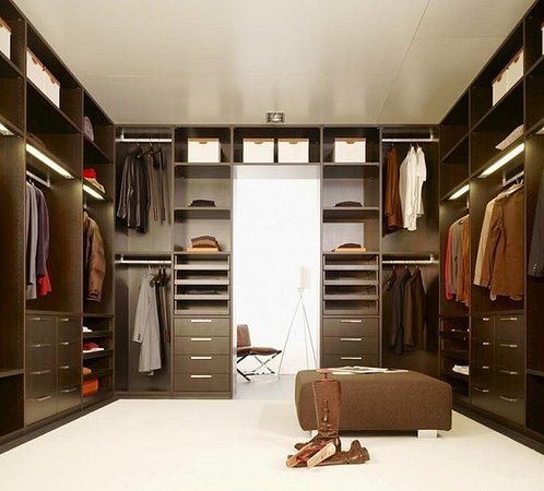 Praktiska garderobes istaba