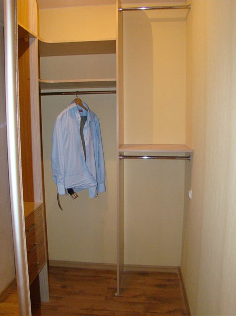 Garderobes apdares piemērs pieliekamajā