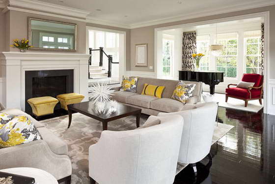 Symmetriskt arrangemang av möbler i vardagsrummet