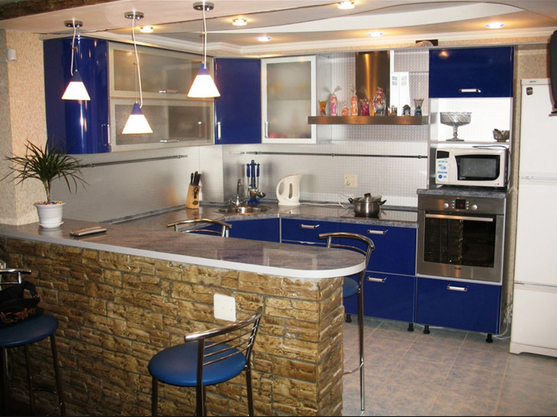 Zilas mēbeles virtuves sakārtošanai mājā