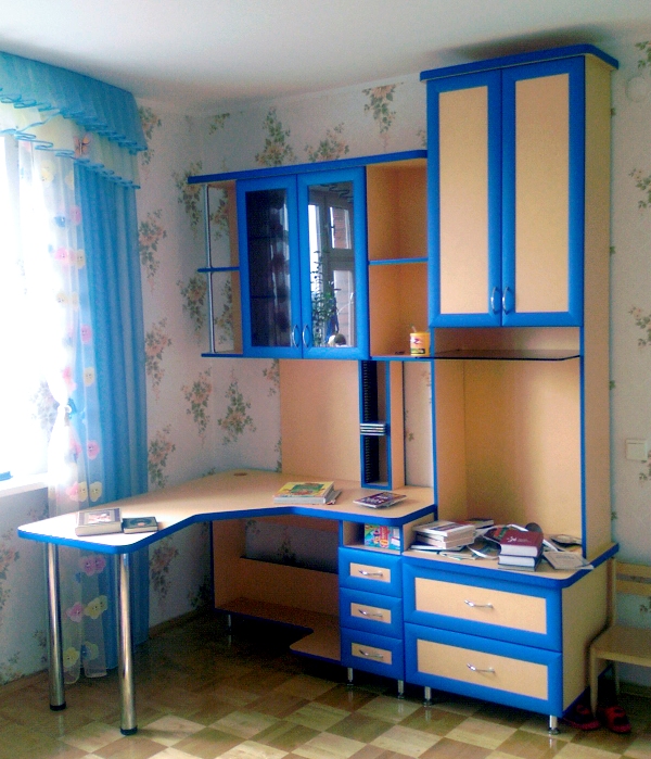 Modrý nábytok do rohu študenta