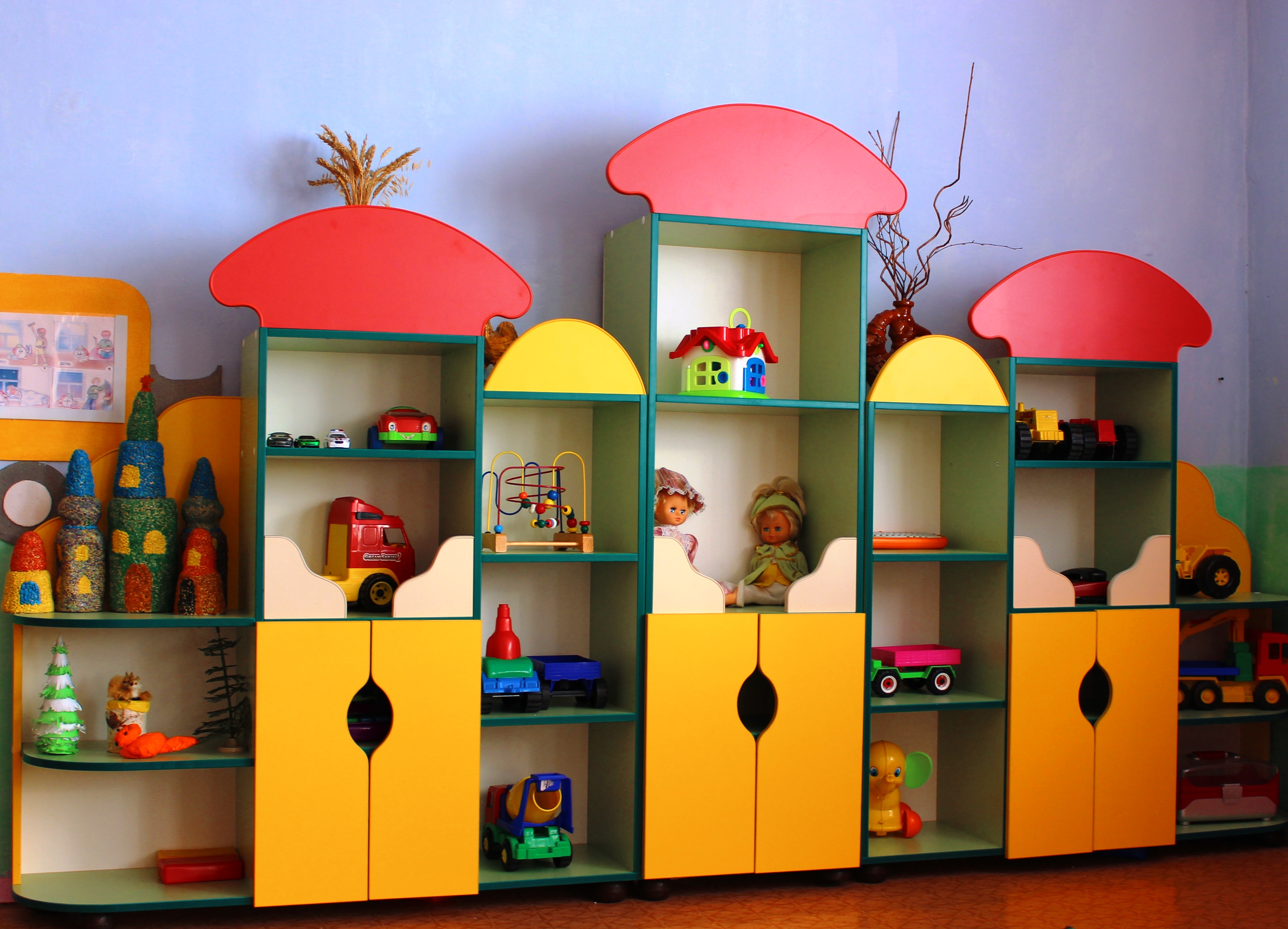 Krāsainas mēbeles bērnudārzā