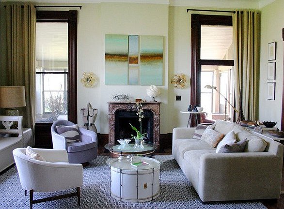 Bekvämt asymmetriskt arrangemang av möbler i vardagsrummet