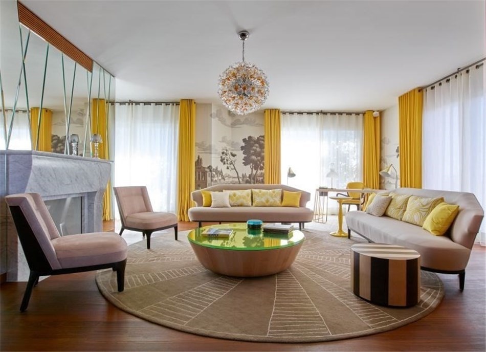 Bekvämt cirkulärt arrangemang av möbler i vardagsrummet