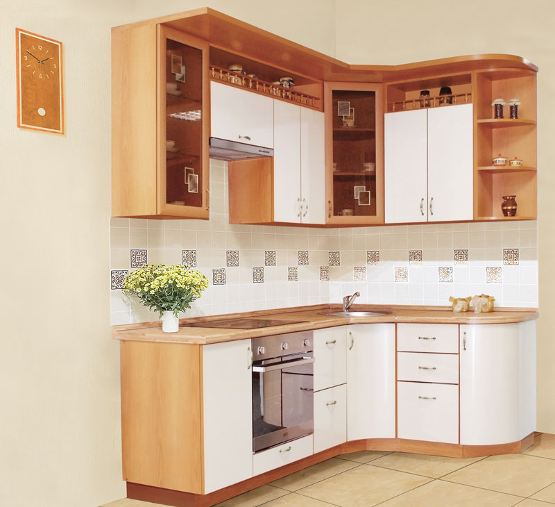Stūra modernas mēbeles nelielā virtuvē