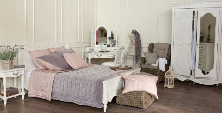 Mājīgas skaistas guļamistabas mēbeles Provansas stilā
