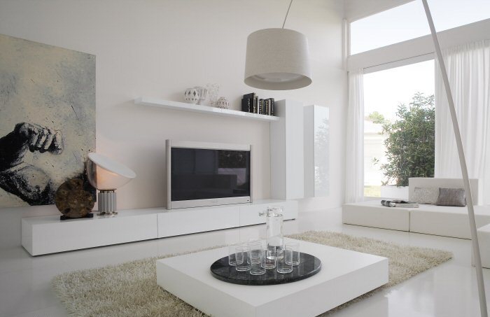 Dzīvojamā istabā izvēlieties baltas mēbeles ar spīdīgu virsmu
