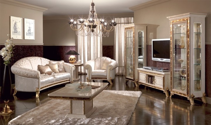 Zelta mēbeles klasiskā stila viesistabā
