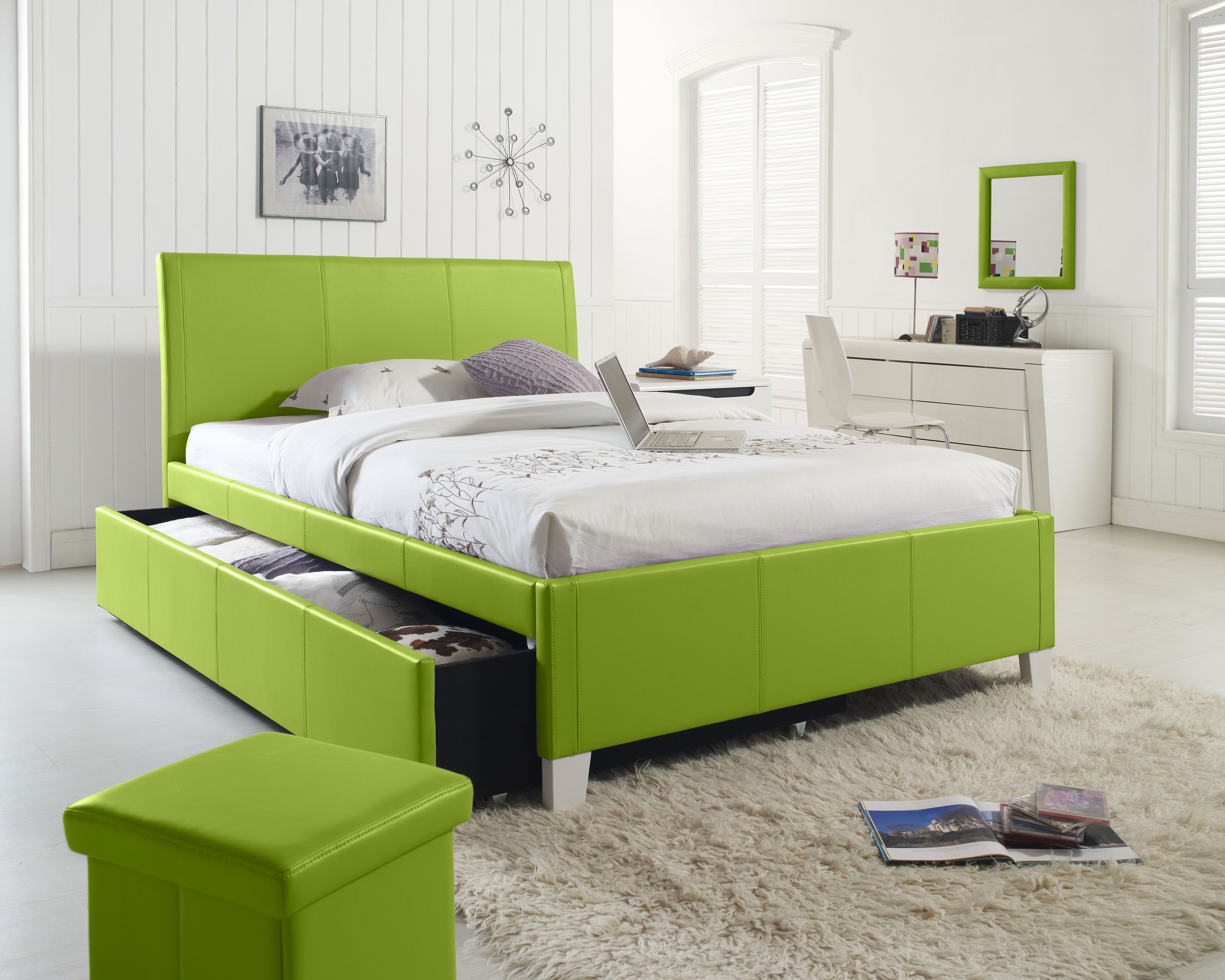 Baltā un zaļā guļamistaba mūsdienīgā stilā