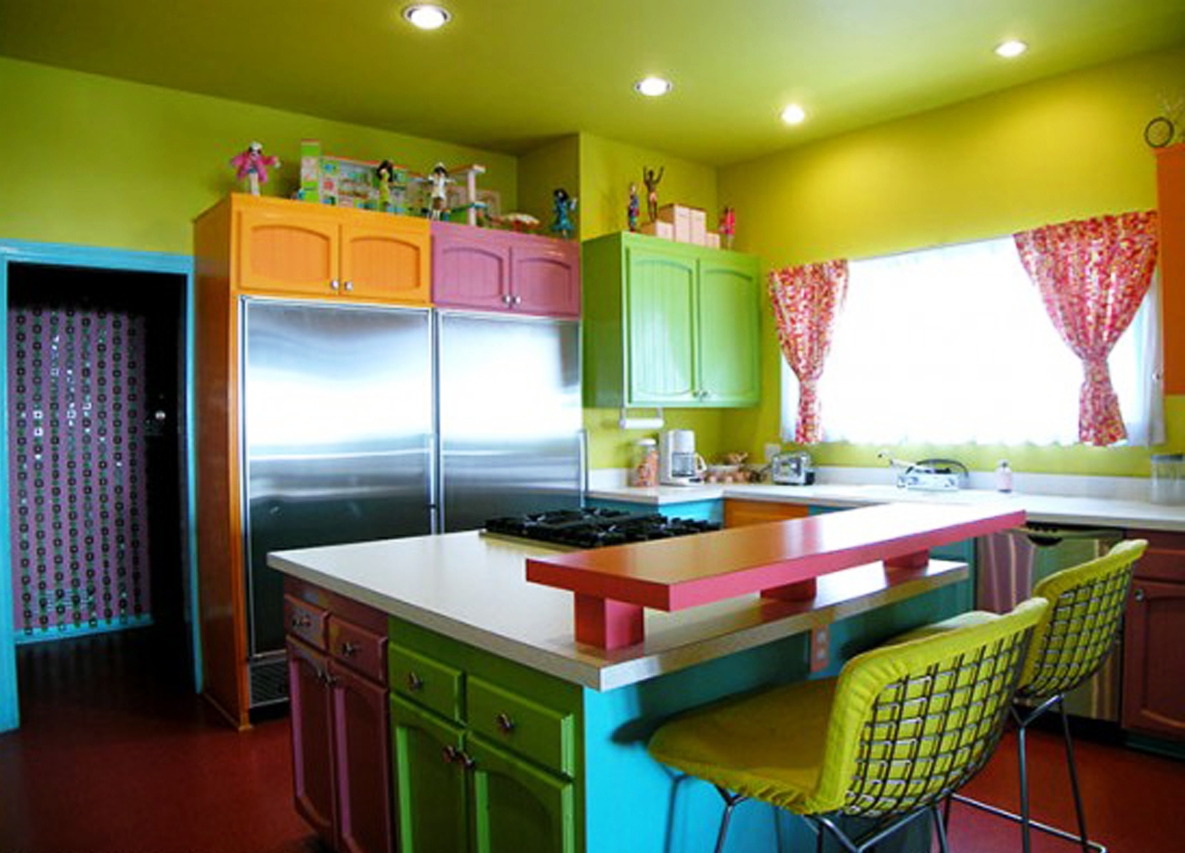 مزيج من الألوان في أثاث المطبخ