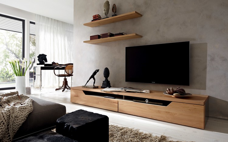 Televizors stāv modernu dzīvojamo istabu interjerā