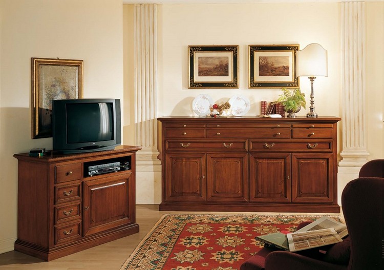 Krūškurvis un televizora atvilktne no koka viesistabas noformējumā