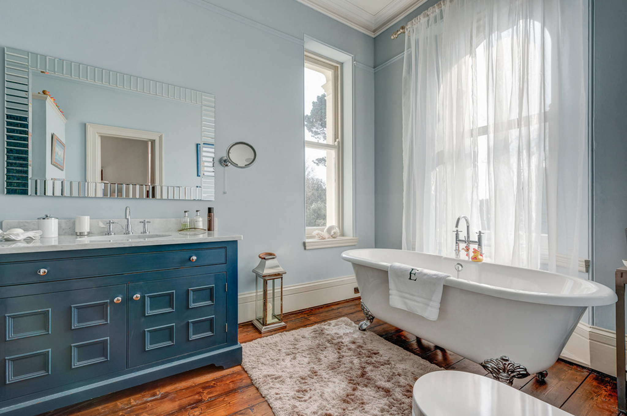 Skaistas vannas istabas mēbeles Provence stilā