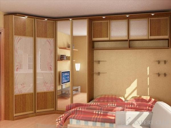 Kabineta mēbeļu piemērs, izmantojot visu guļamistabas telpu