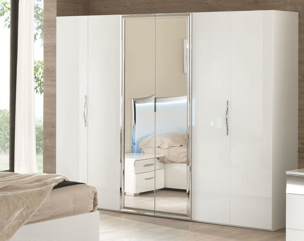 Balts verams skapis ar spoguli guļamistabā