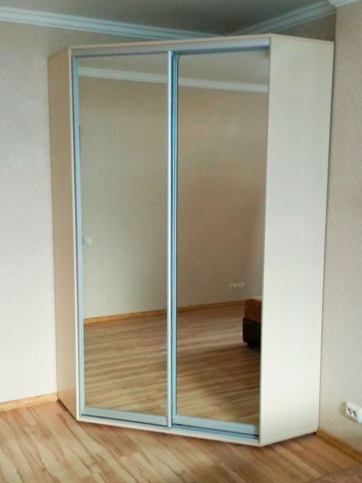 Balts skapis ar spoguli