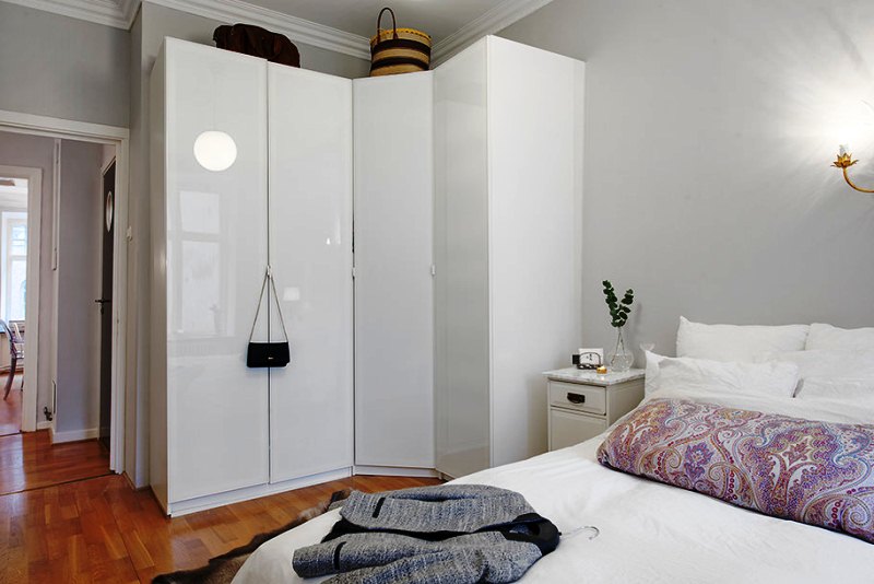 Guļamistabā iebūvētu stūra skapīšu dizains var būt jebkurš