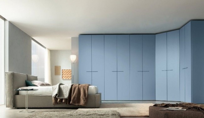 Zila stūra skapis modernā guļamistabā