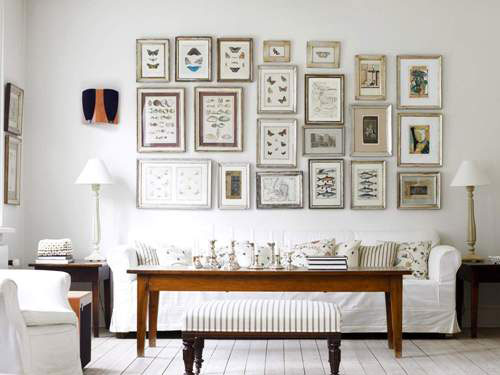 Baltas mēbeles klasiskā stilā pret baltu sienu