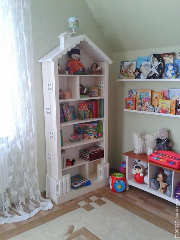 Bērnu skapis rotaļlietām un grāmatām mājas formā ar rotaļlietu logiem