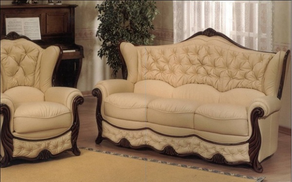 Dīvāns un atzveltnes krēsls