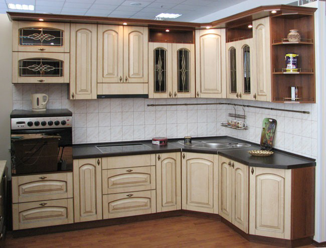 Virtuve ar MDF fasādēm, kas pārklātas ar PVC plēvi