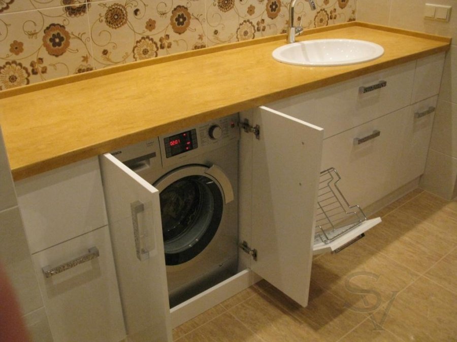 Mēbeles vannas istabai zem veļas mazgājamās mašīnas