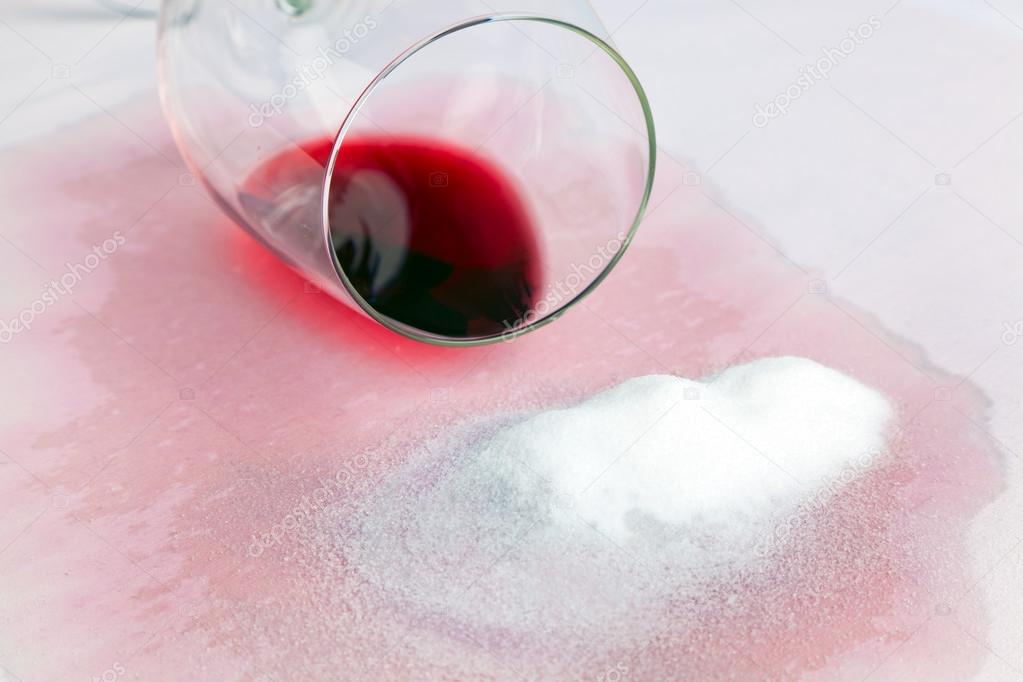 Vīna traipu noņem ar sāli