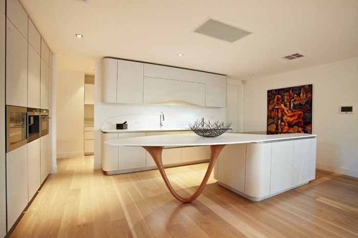 Cozinha de luz branca no estilo do minimalismo