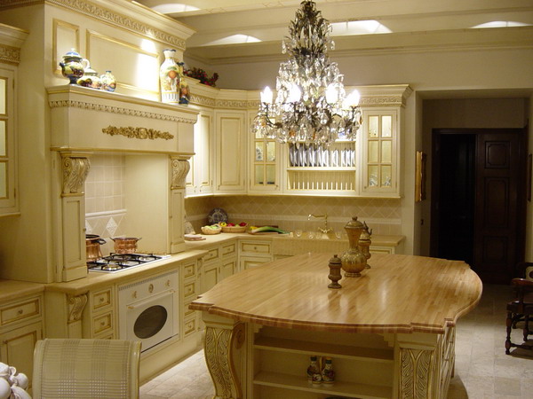Balts virtuves komplekts ar oriģinālu dizainu