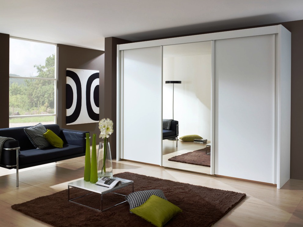 Dzīvojamās istabas dizains ar garderobi